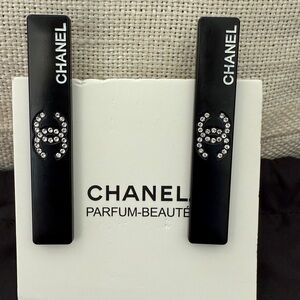 CHANEL Black Hair Clips with Sparkling Logo
2 pairs available